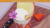 Una coppa gelato  con frutta fresca