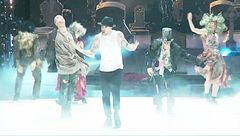 Andreas balla sulle note di "Thriller"