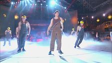 Gabriele danza sulle note di "Toy Soldier"
