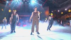 Gabriele danza sulle note di "Toy Soldier"