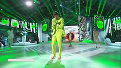 Alessio danza sulle note di "Toxic"