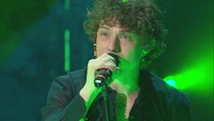 Irama canta "Radioactive"