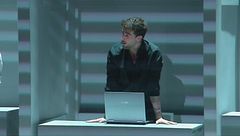 Andreas danza sulle note di "Get Naked"