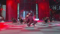 Gabriele balla sulle note di "Phonography"