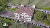 Il borgo di Pontremoli e Villa Dosi Delfini