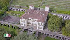 Il borgo di Pontremoli e Villa Dosi Delfini