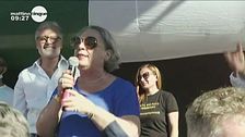 Negazionisti in piazza ci mettono la faccia