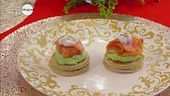 Blinis con mousse di avocado e salmone