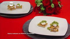 Crostini con uova di quaglia in camicia