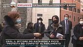 Roma, la protesta dei confetti