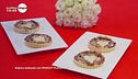 Tartellette con cipolle caramellate e formaggio