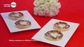 Tartellette con cipolle caramellate e formaggio