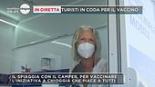 In diretta: turisti in coda per il vaccino