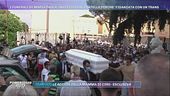 I funerali di Maria Paola: l'arrivo del feretro in chiesa