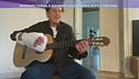 Gianni Morandi torna a suonare la chitarra dopo l'ustione
