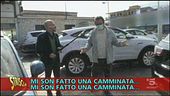 Teste di legno per le auto dei clandestini
