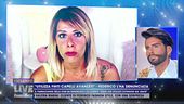 "Utilizza finti capelli avanzati" - Federico l'ha denunciata