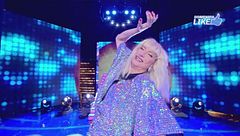 Vladimir Luxuria interpreta "Ballo Ballo" di Raffaella Carrà