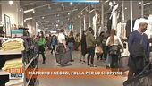 Riaprono i negozi, folla per lo shopping