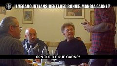 BELLO: Red Ronnie incastrato da un hamburger: lo scherzo al vegano intransigente