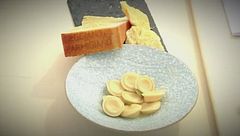 Tagliatelle con fonduta di parmigiano reggiano, raviolo con ripieno di parmigiano