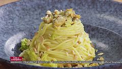 Spaghetti allo zafferano, cavolo nero e vongole