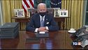 Una raffica di decreti per cancellare Trump