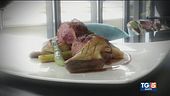 Ricetta con polvere di pomodoro, agnello laziale, asparagi e cardoncelli