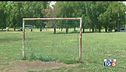 Travolta da una porta su un campo da calcio