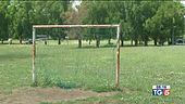 Travolta da una porta su un campo da calcio