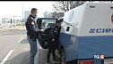 Aggredisce con coltello, la polizia deve sparare