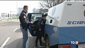 Aggredisce con coltello, la polizia deve sparare