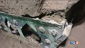 Pompei stupisce ancora, riaffiora carro nuziale