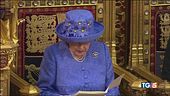 Elisabetta al battesimo. Guerra reale con la BBC