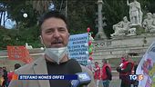 Tute blu e spettacolo in piazza la protesta