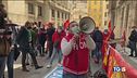 Tute blu e spettacolo in piazza per il lavoro