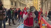 Tute blu e spettacolo in piazza per il lavoro