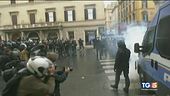 Manifestazione "Io apro" Bombe carta e scontri