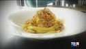 Gusto: Fettuccine all'uovo con sugo di vongole, prezzemolo e pane con peperone crusco