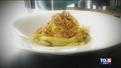 Gusto: Fettuccine all'uovo con sugo di vongole, prezzemolo e pane con peperone crusco