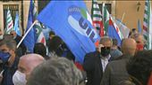 Sindacati in piazza, no ai licenziamenti