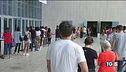 I giovani in fila per vaccino e Green pass