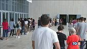 I giovani in fila per vaccino e Green pass