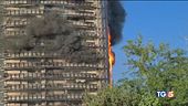 Palazzo di 15 piani in fiamme a Milano