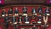 Conte strappa una maggioranza corta