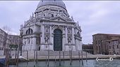 Bar e negozi storici si arrendono