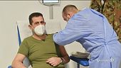 Nuova stretta, corsa ai vaccini