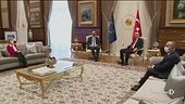 Ursula in piedi, sgarbo di Erdogan