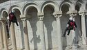 I restauratori acrobati della Torre di Pisa