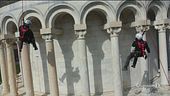 I restauratori acrobati della Torre di Pisa